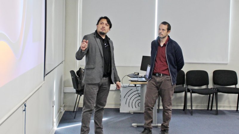 Investigador brasileño presentó, en la UCEN, estudios sobre fenómeno físico que podría aumentar la eficiencia en la próxima generación de computadores