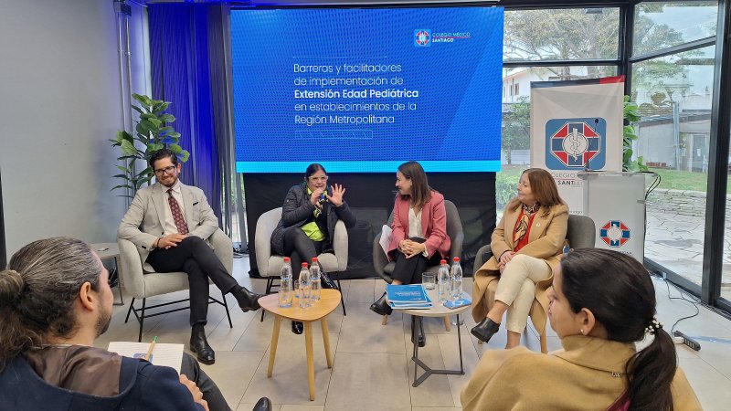 Decana de Famedsa, Gisela Alarcón, participa de mesa redonda en Colegio Médico de Santiago