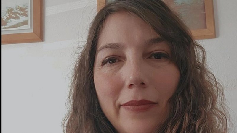 Egresada de Magíster en Psicología Clínica, Teresa Marín, destaca en programa de apoyo a mujeres víctimas de violencia intrafamiliar