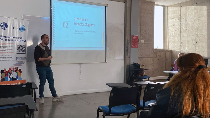 Taller de la DAVE fortaleció bienestar emocional y resolución de conflictos en estudiantes de Psicología Vespertino