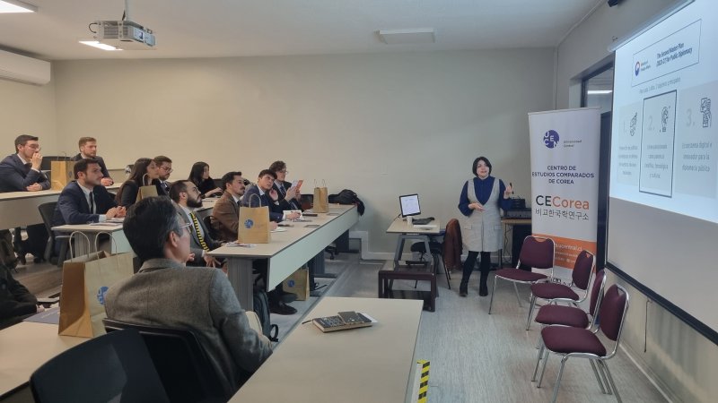 Futuros diplomáticos chilenos se sumergen en la ola coreana en la Universidad Central