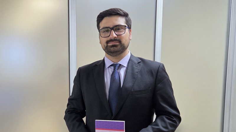 Doctorando en Derecho publica capítulo sobre discurso jurídico y tecnología