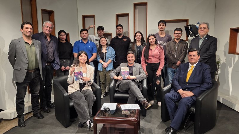Académico de la carrera de Periodismo, Ignacio Paz, presentó el libro “La Calle, voces en movimiento”